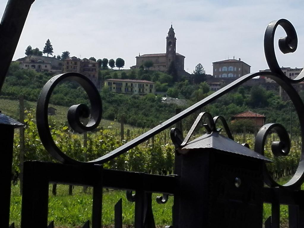 Gasthaus Casa Badinot Diano dʼAlba Exterior foto